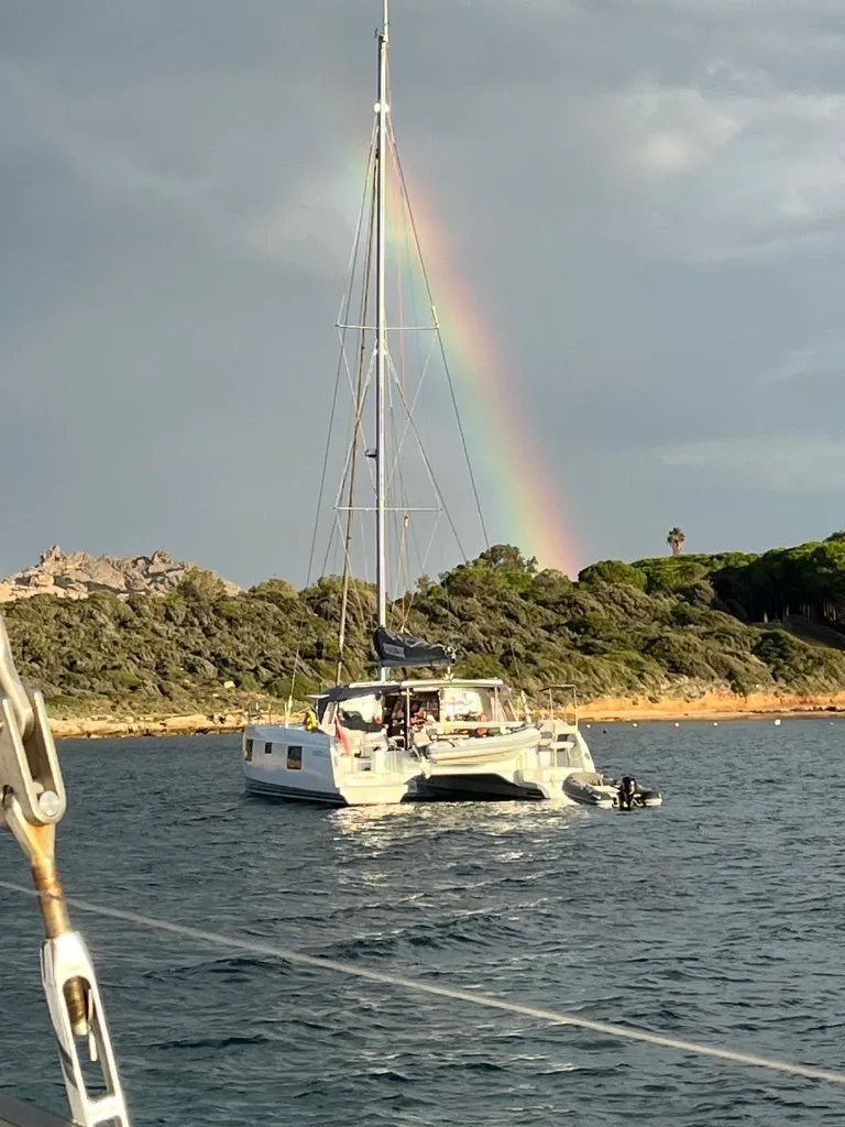 Приватная аренда катамарана на Сардинии под радугой