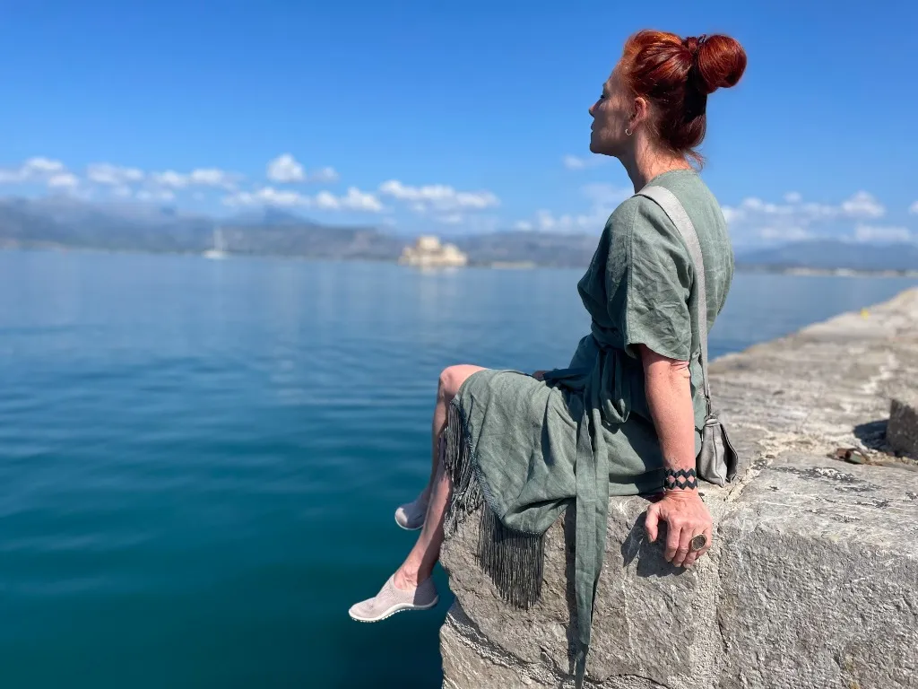 Katri наслаждается парусной прогулкой на побережье Греции