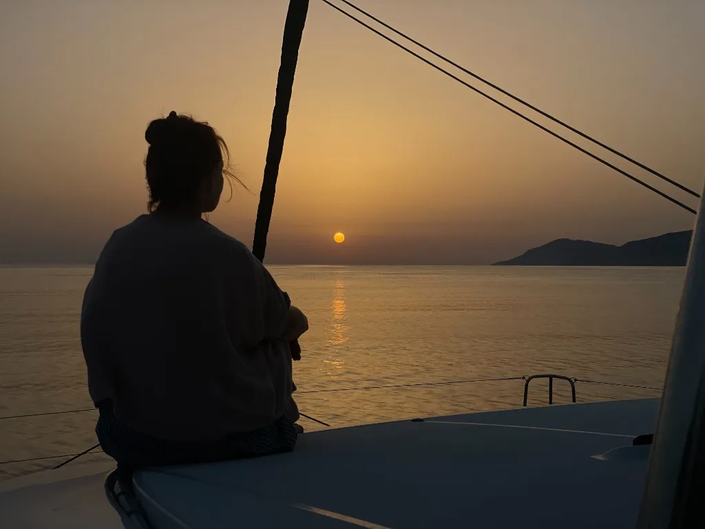 Роскошный парусный рейс: романтический закат на палубе катамарана