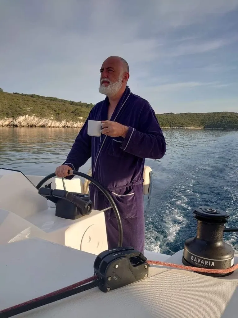 Капитан Peeter с утренним кофе на роскошном парусном рейсе в Средиземном море
