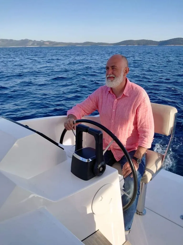 Аренда катамарана в Хорватии — капитан за штурвалом