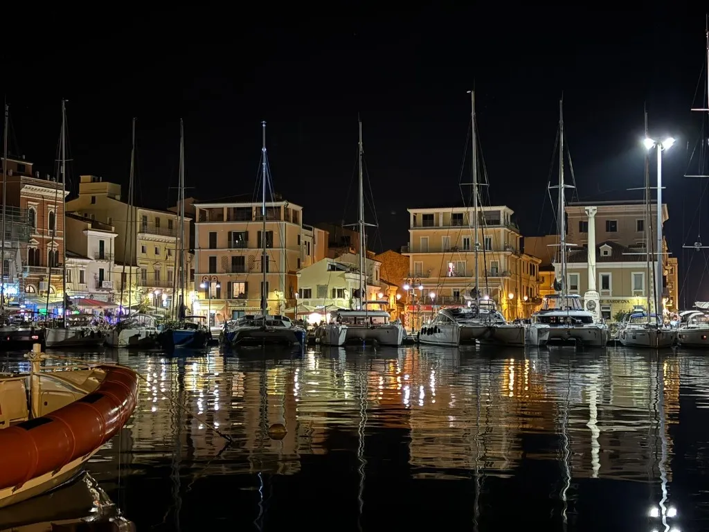 Ночные огни марины в Италии во время парусного рейса